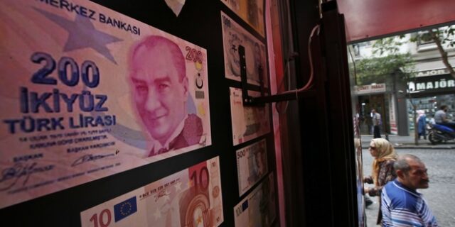 Moody’s και S&P υποβάθμισαν το αξιόχρεο της Τουρκίας λόγω αποδυνάμωσης της λίρας