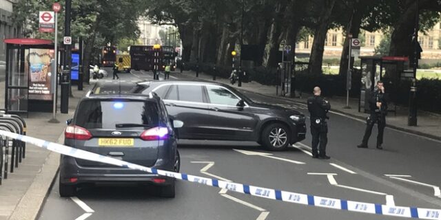 Βρετανία: Αυτοκίνητο έπεσε πάνω στα οδοφράγματα έξω από το Κοινοβούλιο