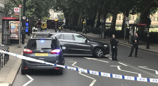 Βρετανία: Αυτοκίνητο έπεσε πάνω στα οδοφράγματα έξω από το Κοινοβούλιο