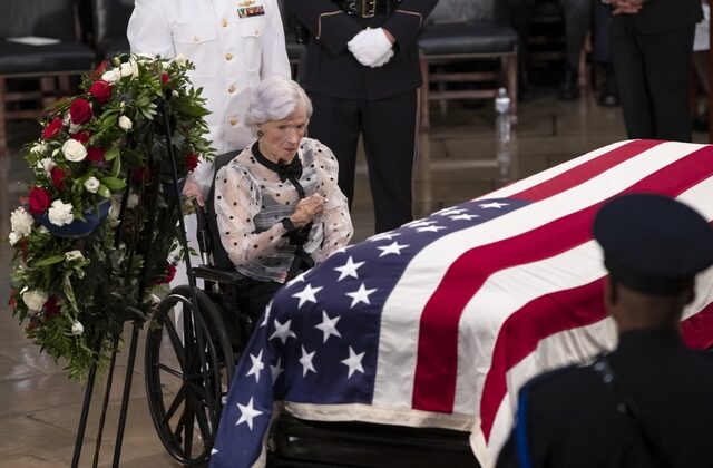Η ηλικίας 106 ετών μητέρα του Τζον ΜακΚέιν στην κηδεία του γιου της