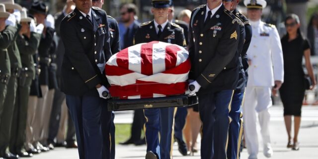 Στο Καπιτώλιο της Αριζόνα η σορός του Τζον Μακέιν – Ξεκίνησαν οι τελετές μνήμης