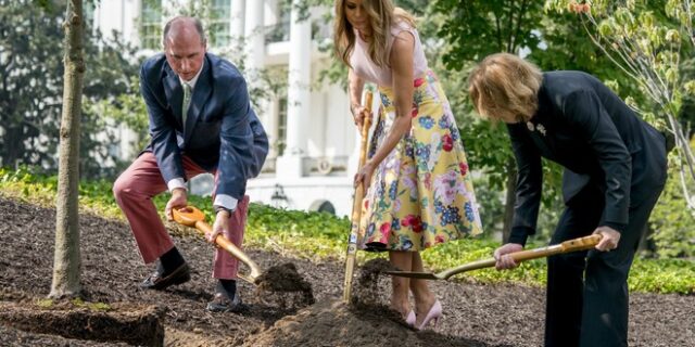 Η Μελάνια Τραμπ πήγε για δεντροφύτευση με γόβα στιλέτο και φούστα αξίας 3.500 ευρώ