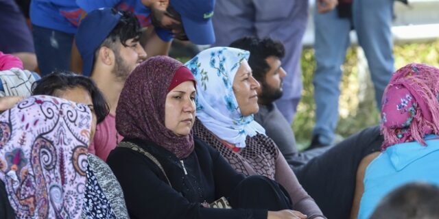 Μετέφεραν και έκρυψαν 46 μετανάστες σε αποθήκη στη Σίνδο