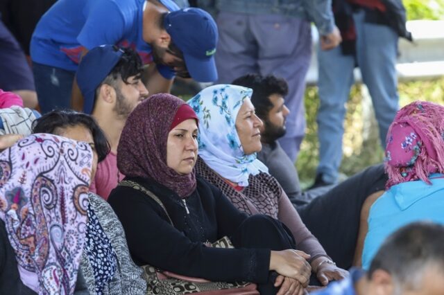 Μετέφεραν και έκρυψαν 46 μετανάστες σε αποθήκη στη Σίνδο