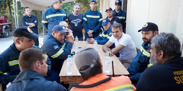 Μητσοτάκης: Καθοριστική η προστασία των περιαστικών δασών από τους εθελοντές