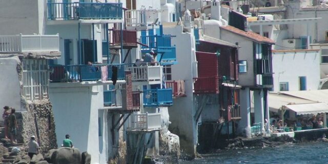 “Λαβράκια” έπιασε η “Τρίαινα” στην Μύκονο: POS συνδεδεμένα με Ελβετία σε καταστήματα