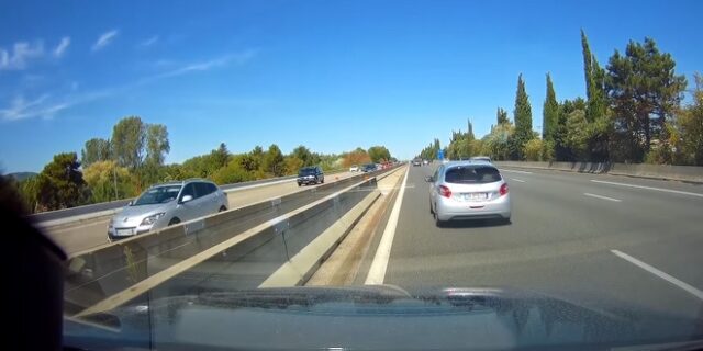 Οδηγός σταματά ξαφνικά στην αριστερή λωρίδα για να δει τον χάρτη