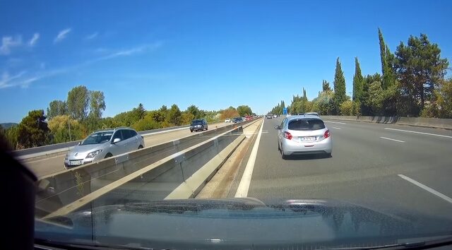 Οδηγός σταματά ξαφνικά στην αριστερή λωρίδα για να δει τον χάρτη