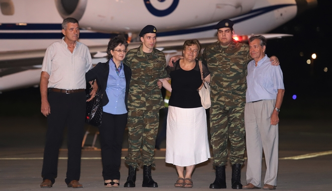 Συγκίνηση: Η επιστροφή των δύο Ελλήνων στρατιωτικών στην πατρίδα