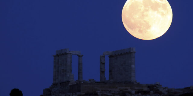 Μάγεψε η Αυγουστιάτικη Πανσέληνος