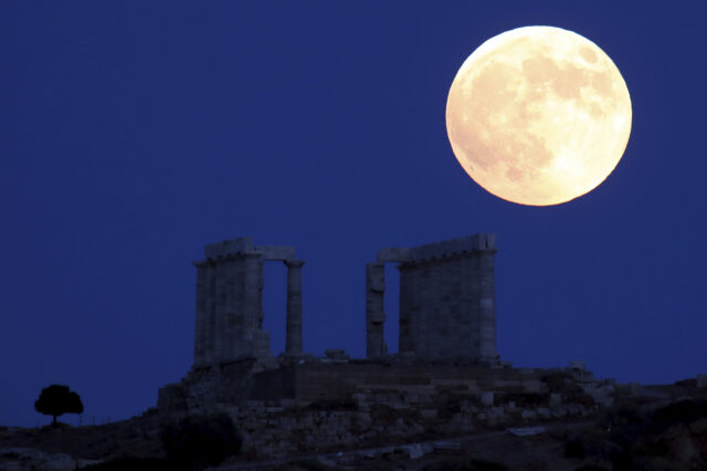 Μάγεψε η Αυγουστιάτικη Πανσέληνος