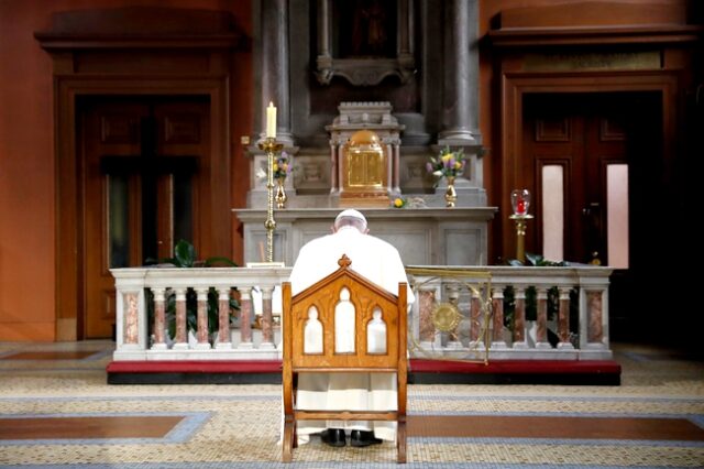 Πάπας: Βρέθηκε με θύματα σεξουαλικής κακοποίησης από ιερείς και ζήτησε συγγνώμη