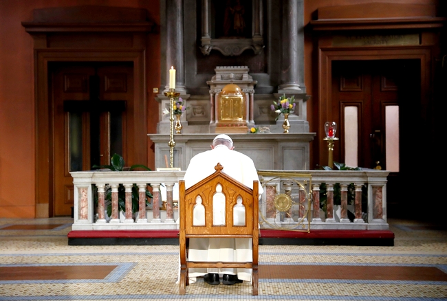 Πάπας: Βρέθηκε με θύματα σεξουαλικής κακοποίησης από ιερείς και ζήτησε συγγνώμη