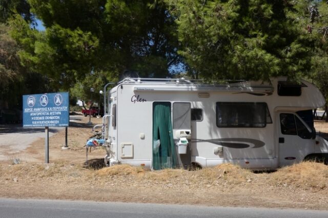 Όργιο αυθαιρεσίας στα Χανιά: Τροχόσπιτα και αγροτικά μέσα στα δέντρα