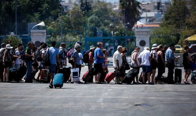 Η μεγάλη έξοδος: Φεύγουν και οι τελευταίοι – Αυξημένη κίνηση στα λιμάνια