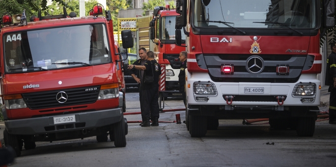 Θεσσαλονίκη: Διάσωση άντρα από την οροφή φλεγόμενου συνεργείου αυτοκινήτων