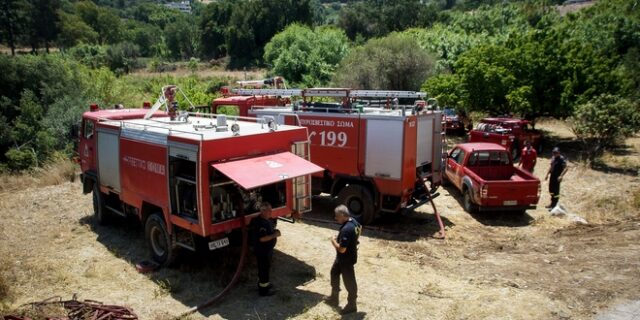 Mεγάλη κινητοποίηση της Πυροσβεστικής για τη φωτιά στον Αραξο