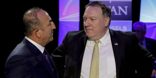 Συνάντηση Πομπέο – Τσαβούσογλου στο απόηχο των αμερικανικών κυρώσεων στην Τουρκία