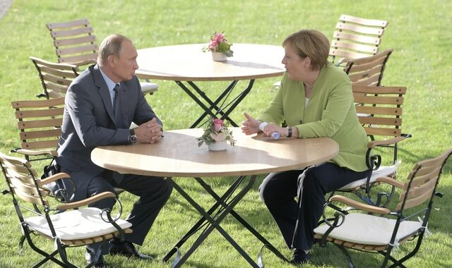 Συνάντηση Μέρκελ – Πούτιν: “Καλή θέληση” για συνεργασία στην επίλυση διεθνών διενέξεων
