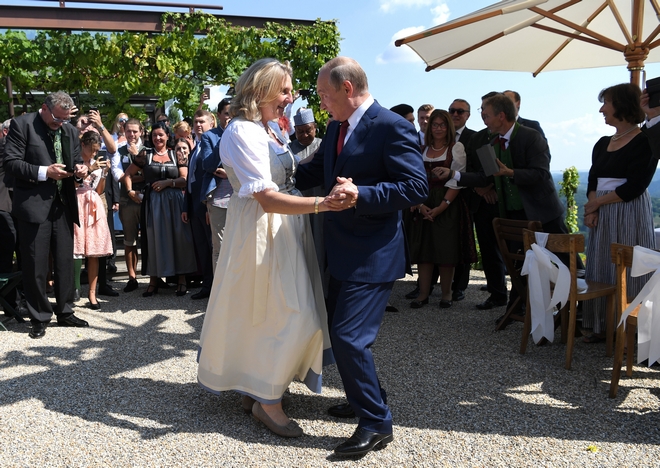 Ο χορευταράς Πούτιν έκλεψε την παράσταση στον γάμο της Αυστριακής ΥΠΕΞ