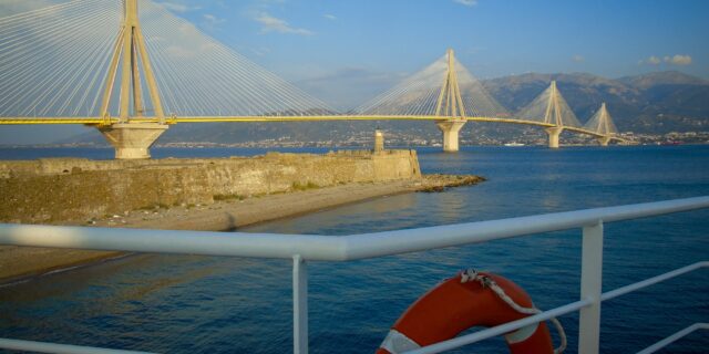 Η γέφυρα του Ρίου Αντιρρίου μέσα από το φέρυ μποτ