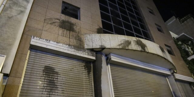 Καρέ καρέ η επίθεση του Ρουβίκωνα στο Υπουργείο Υποδομών