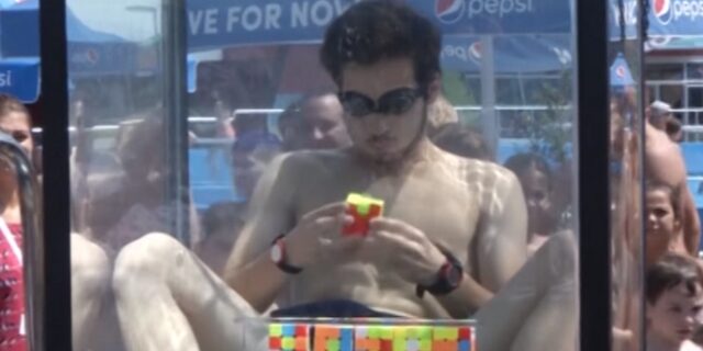 Βίντεο: 18χρονος λύνει έξι κύβους του Ρούμπικ κάτω από το νερό με μια ανάσα