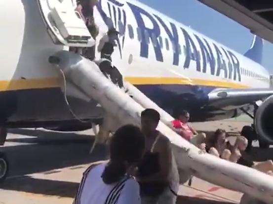 Πανικός σε πτήση της Ryanair: Ανατινάχθηκε κινητό