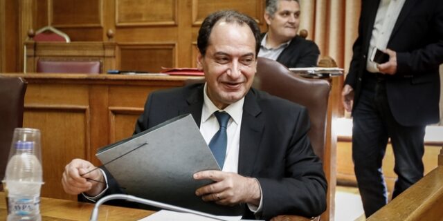 Αναφορά στον Άρειο Πάγο από Σπίρτζη για την κατάσχεση των ενισχύσεων πυρόπληκτων από τράπεζες