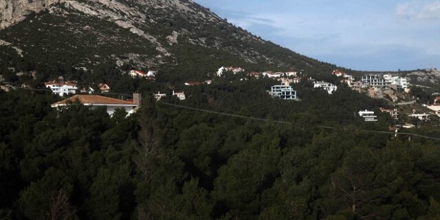 Μπουλντόζες σε αιγιαλούς και δάση