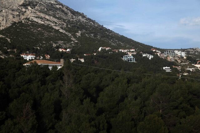 Μπουλντόζες σε αιγιαλούς και δάση