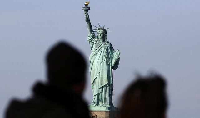 Συναγερμός στη Νέα Υόρκη: Εκκένωσαν το Άγαλμα της Ελευθερίας λόγω φωτιάς