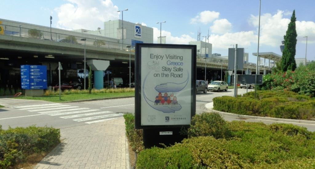 Οι ταξιδιώτες του αεροδρομίου Αθηνών καλωσορίζονται με μηνύματα οδικής ασφάλειας