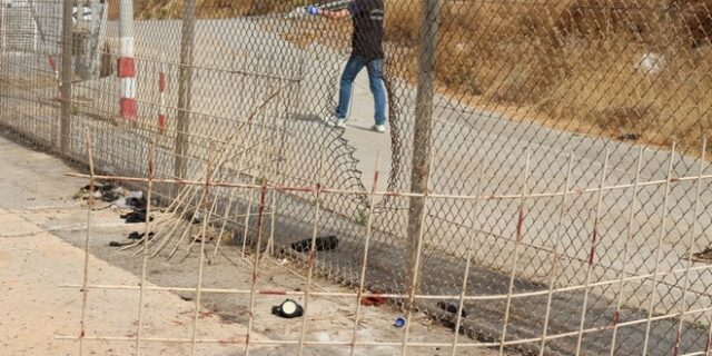 Ισπανία: Μετανάστες σκαρφάλωσαν σε συρματόπλεγμα έξι μέτρων και μπήκαν στη Θέουτα