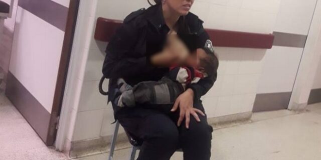 Συγκλονιστικό: Αστυνομικός θηλάζει “υποσιτισμένο και βρώμικο” μωρό σε νοσοκομείο