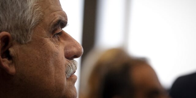 Μέλη της Χρυσής Αυγής πέταξαν τρικάκια έξω από το σπίτι του Νίκου Τόσκα
