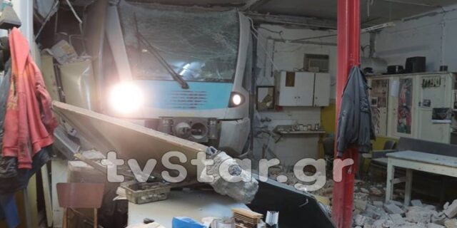 Λαμία: Τρένο έπεσε σε αποθήκη – Το έβαλε στα πόδια ο μηχανοδηγός
