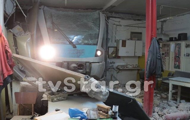 Λαμία: Τρένο έπεσε σε αποθήκη – Το έβαλε στα πόδια ο μηχανοδηγός