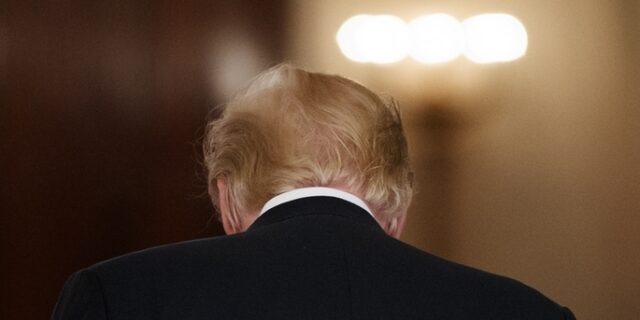 Ο Τραμπ ρίχνει τον Τραμπ