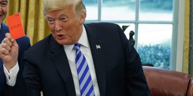 Σε μια μέρα ο Trump έβγαλε κόκκινη κάρτα στα media και προειδοποίησε για βία