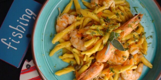Strozzapreti al limone με γαρίδες, καρότο, και κάπαρη