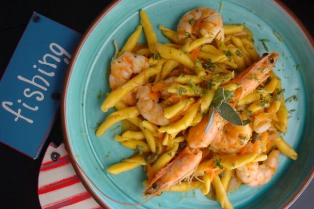 Strozzapreti al limone με γαρίδες, καρότο, και κάπαρη