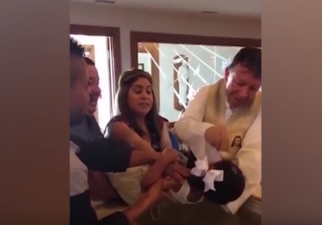 Βίντεο: Νευριασμένη 3χρονη βρίζει ασταμάτητα τον ιερέα που την βαπτίζει