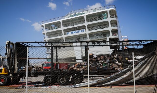 “Ελευθέριος Βενιζέλος”: Συνεχίζεται η κατάσβεση στο πλοίο – Βγάζουν τις καμένες νταλίκες από τα γκαράζ