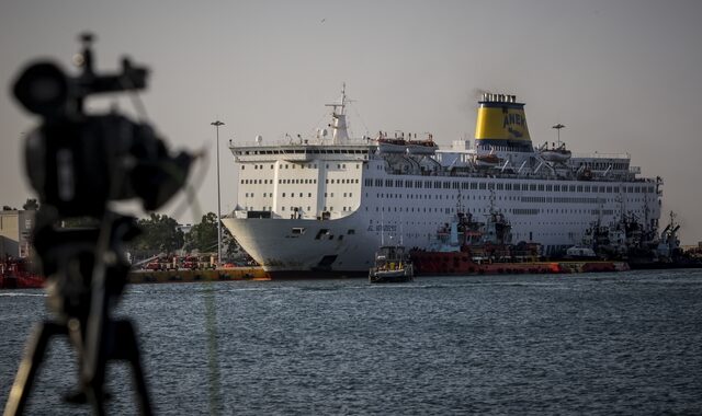 Φωτιά στο “Ελευθέριος Βενιζέλος”: Ολοκληρώθηκε η αποβίβαση των 875 επιβατών