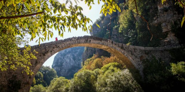 Μαγική βόλτα στο γεφύρι Κόκκορη στο Ζαγόρι
