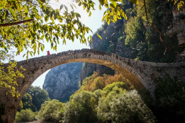Μαγική βόλτα στο γεφύρι Κόκκορη στο Ζαγόρι