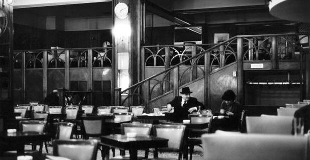 Ζόναρς: από πού κρατά η σκούφια του ιστορικού ζαχαροπλαστείου