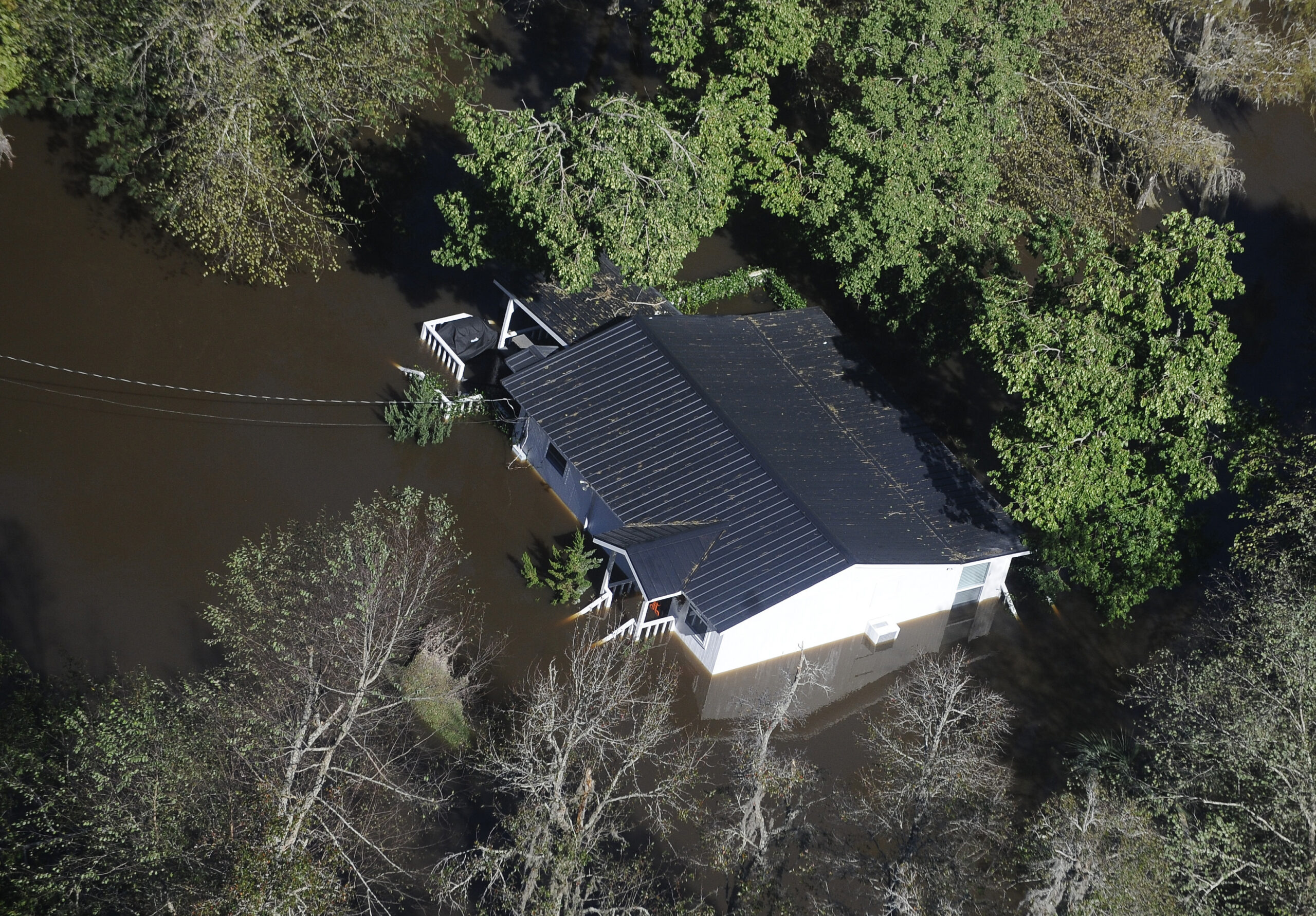 Στο μάτι του κυκλώνα Φλόρενς: Τουλάχιστον πέντε νεκροί, 800.000 χωρίς ρεύμα