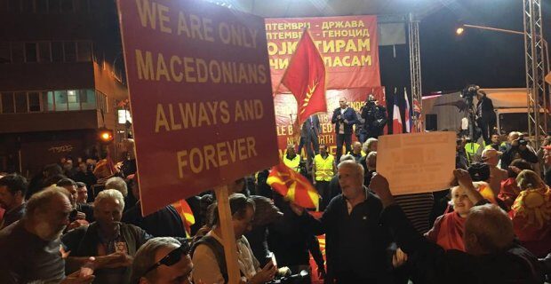 Δημοψήφισμα στα Σκόπια: Πανηγυρίζουν οπαδοί της αντιπολίτευσης με την αποχή